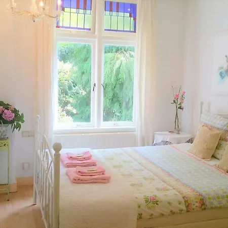 לינה וארוחת בוקר Romantic *