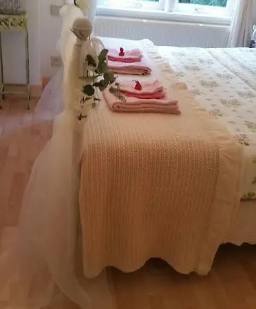 לינה וארוחת בוקר Romantic *